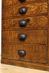 金具の風合いが時代感を漂わせる小箪笥 BB2705