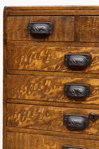 金具の風合いが時代感を漂わせる小箪笥 BB2705