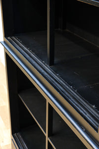 空間が引き締まる黒い色彩のレトロガラスケース BB2709