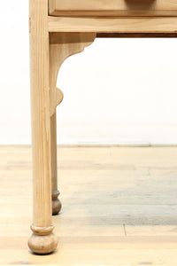 脚高のシルエットで可愛らしい木地色の温かみあるケビント BB2719