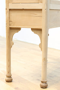 脚高のシルエットで可愛らしい木地色の温かみあるケビント BB2719