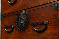 変わりデザインの金具で華を添えた衣裳箪笥 BB2791