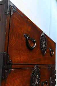 変わりデザインの金具で華を添えた衣裳箪笥 BB2791