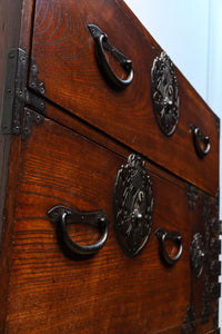 変わりデザインの金具で華を添えた衣裳箪笥 BB2791