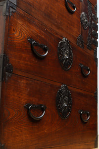 変わりデザインの金具で華を添えた衣裳箪笥 BB2791