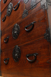 変わりデザインの金具で華を添えた衣裳箪笥 BB2791