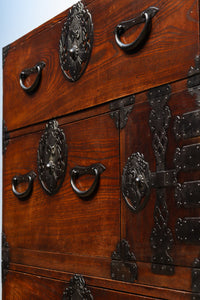 変わりデザインの金具で華を添えた衣裳箪笥 BB2791