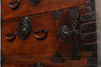 変わりデザインの金具で華を添えた衣裳箪笥 BB2791