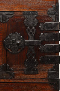 変わりデザインの金具で華を添えた衣裳箪笥 BB2791