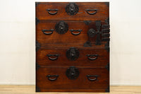 変わりデザインの金具で華を添えた衣裳箪笥 BB2791