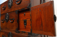 変わりデザインの金具で華を添えた衣裳箪笥 BB2791