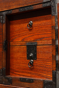 変わりデザインの金具で華を添えた衣裳箪笥 BB2791