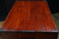 変わりデザインの金具で華を添えた衣裳箪笥 BB2791