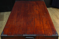 変わりデザインの金具で華を添えた衣裳箪笥 BB2791