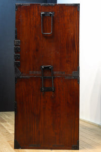 変わりデザインの金具で華を添えた衣裳箪笥 BB2791