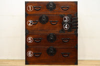 変わりデザインの金具で華を添えた衣裳箪笥 BB2791