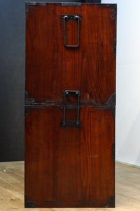 変わりデザインの金具で華を添えた衣裳箪笥 BB2791