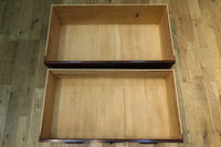 変わりデザインの金具で華を添えた衣裳箪笥 BB2791