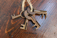 変わりデザインの金具で華を添えた衣裳箪笥 BB2791