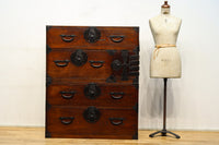 変わりデザインの金具で華を添えた衣裳箪笥 BB2791