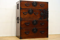 変わりデザインの金具で華を添えた衣裳箪笥 BB2791