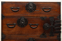 変わりデザインの金具で華を添えた衣裳箪笥 BB2791