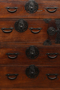 変わりデザインの金具で華を添えた衣裳箪笥 BB2791