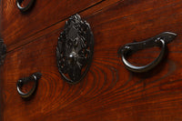 変わりデザインの金具で華を添えた衣裳箪笥 BB2791