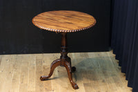 繊細な彫刻細工の三又脚が特徴的なコーヒーテーブル BB2916