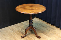 繊細な彫刻細工の三又脚が特徴的なコーヒーテーブル BB2916