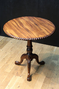 繊細な彫刻細工の三又脚が特徴的なコーヒーテーブル BB2916