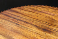 繊細な彫刻細工の三又脚が特徴的なコーヒーテーブル BB2916