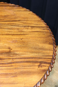 繊細な彫刻細工の三又脚が特徴的なコーヒーテーブル BB2916