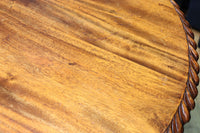 繊細な彫刻細工の三又脚が特徴的なコーヒーテーブル BB2916