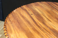 繊細な彫刻細工の三又脚が特徴的なコーヒーテーブル BB2916