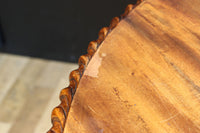 繊細な彫刻細工の三又脚が特徴的なコーヒーテーブル BB2916