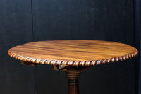 繊細な彫刻細工の三又脚が特徴的なコーヒーテーブル BB2916