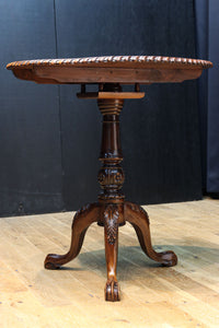 繊細な彫刻細工の三又脚が特徴的なコーヒーテーブル BB2916