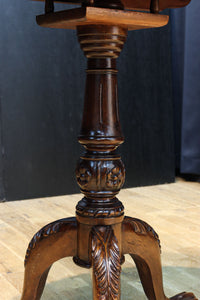 繊細な彫刻細工の三又脚が特徴的なコーヒーテーブル BB2916