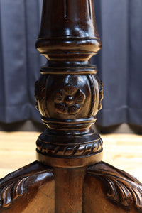 繊細な彫刻細工の三又脚が特徴的なコーヒーテーブル BB2916