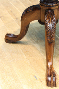 繊細な彫刻細工の三又脚が特徴的なコーヒーテーブル BB2916