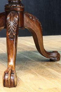 繊細な彫刻細工の三又脚が特徴的なコーヒーテーブル BB2916