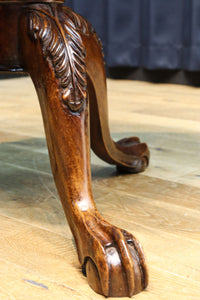 繊細な彫刻細工の三又脚が特徴的なコーヒーテーブル BB2916