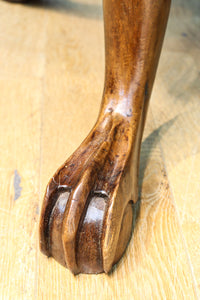 繊細な彫刻細工の三又脚が特徴的なコーヒーテーブル BB2916