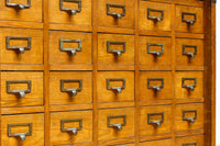 引き出し25杯を備えた上質なレトロ感漂う収納箪笥 BB2923