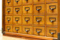引き出し25杯を備えた上質なレトロ感漂う収納箪笥 BB2923