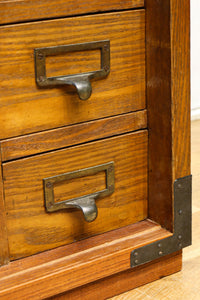 引き出し25杯を備えた上質なレトロ感漂う収納箪笥 BB2923