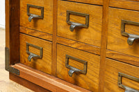 引き出し25杯を備えた上質なレトロ感漂う収納箪笥 BB2923