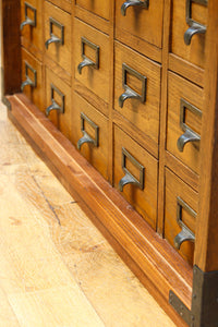 引き出し25杯を備えた上質なレトロ感漂う収納箪笥 BB2923