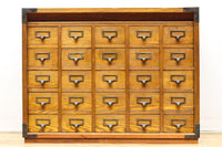 引き出し25杯を備えた上質なレトロ感漂う収納箪笥 BB2923